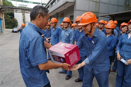 集團(tuán)公司總經(jīng)理寧忠培為公司一線員工送清涼
