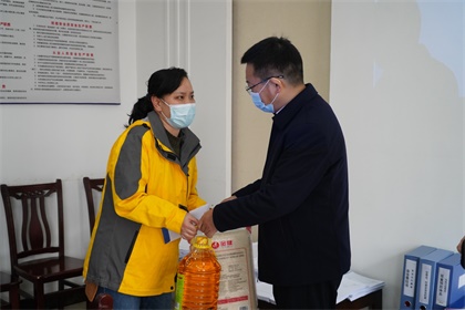 瀘天化集團(tuán)公司黨委書記、董事長譚光軍一行節(jié)前慰問公司員工