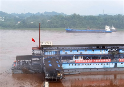 長江今年首次洪峰安全過境瀘天化港口