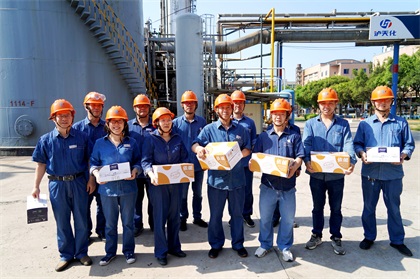 瀘天化股份公司黨委書記、董事長廖廷君一行到生產(chǎn)一線“送清涼”