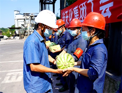 瀘天化集團公司總經(jīng)理寧忠培一行為一線職工“送清涼”