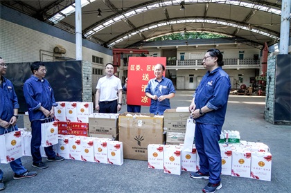 納溪區(qū)委副書記、區(qū)長袁維榮帶隊來瀘天化股份公司開展“送清涼”慰問活動
