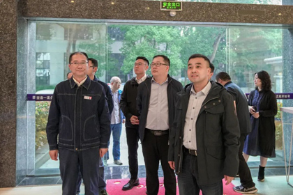 四川省發(fā)改委產(chǎn)業(yè)發(fā)展處副處長劉小剛一行來我公司調研