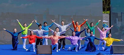 公司情景舞蹈參加2024年瀘州市慶?！拔逡弧眹?guó)際勞動(dòng)節(jié)文藝匯演