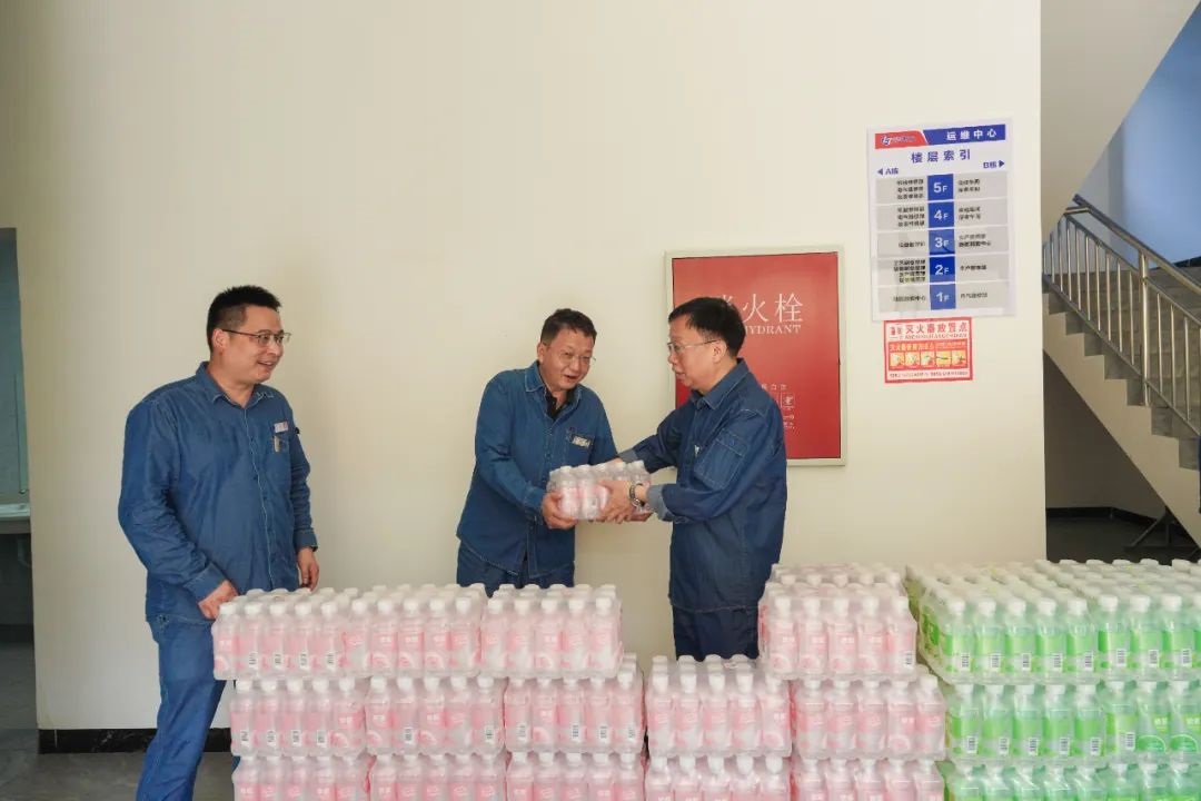 瀘天化股份公司領導傅利才、陳偉慰問尿素造粒塔環(huán)保升級改造項目一線勞動者