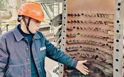 瀘天化股份公司總經(jīng)理傅利才率隊(duì)到硝酸車(chē)間大修現(xiàn)場(chǎng)檢查指導(dǎo)工作